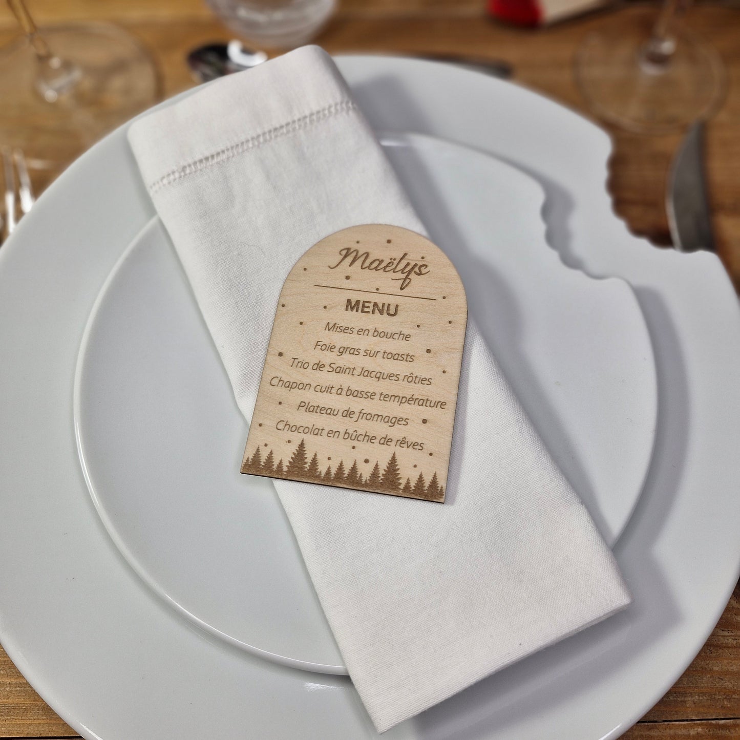 Mini-menu de Noël - Marque-place personnalisé, en bois gravé - décor Forêt enneigée