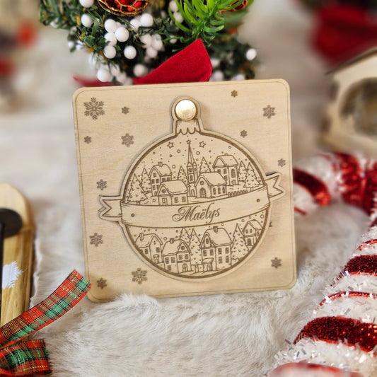 Carte cadeau surprise de Noël en bois gravé et personnalisé, décor Boule de Noël