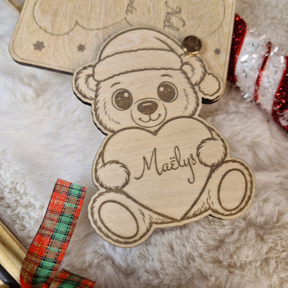 Carte cadeau surprise de Noël en bois gravé et personnalisé, décor Ourson de Noël