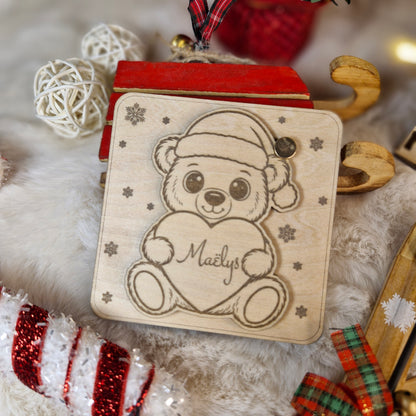 Carte cadeau surprise de Noël en bois gravé et personnalisé, décor Ourson de Noël