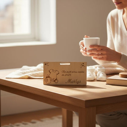 Carte cadeau enveloppe surprise annonce grossesse Biberon & Body, en bois gravé