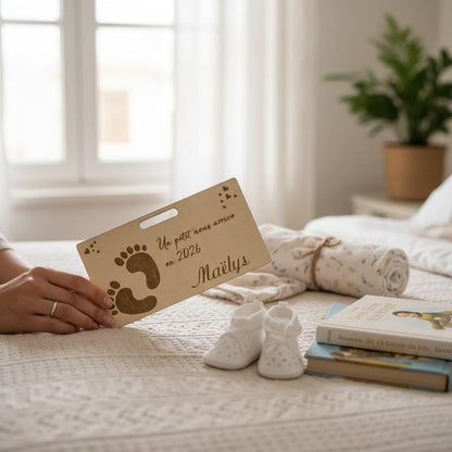 Carte cadeau enveloppe surprise annonce grossesse Petits petons, en bois gravé