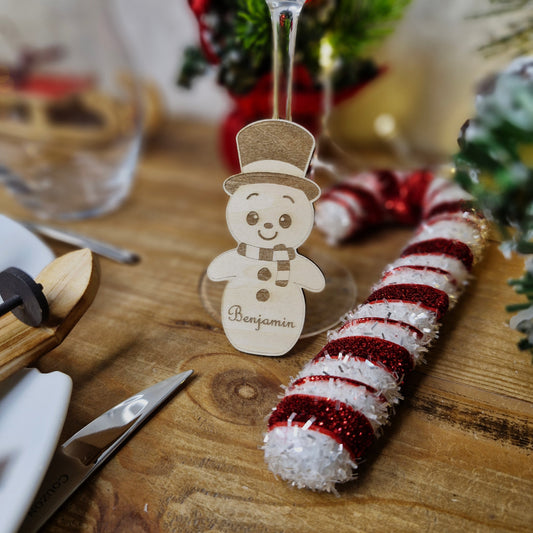Marque-place de Noël personnalisé en bois - décoration marque place - Bonhomme de Neige