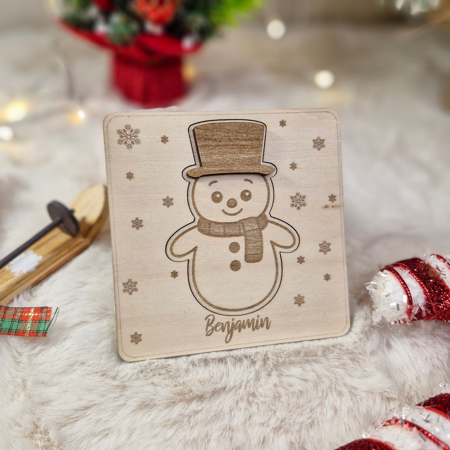 Carte cadeau surprise de Noël en bois gravé et personnalisé, décor Bonhomme de neige