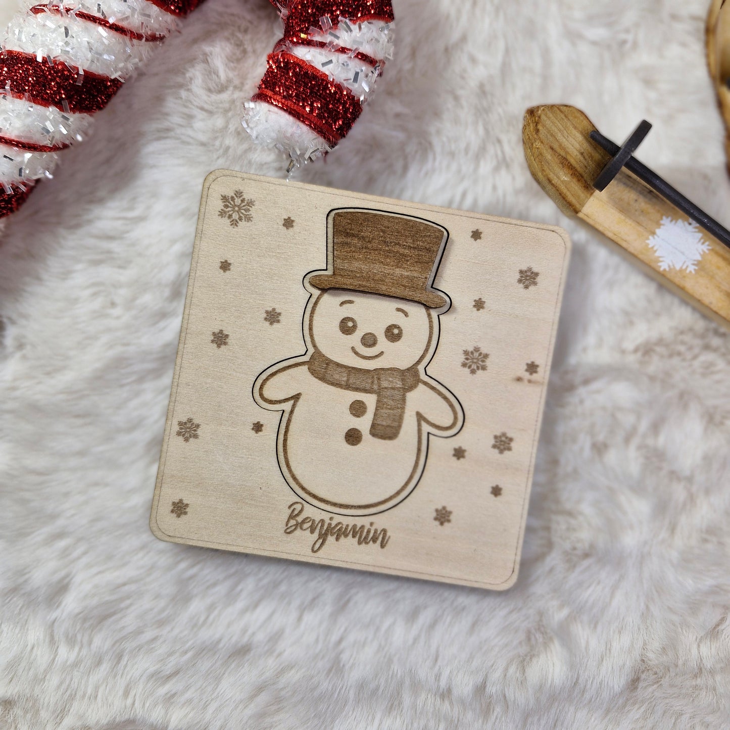 Carte cadeau surprise de Noël en bois gravé et personnalisé, décor Bonhomme de neige