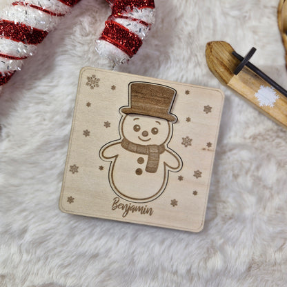 Carte cadeau surprise de Noël en bois gravé et personnalisé, décor Bonhomme de neige