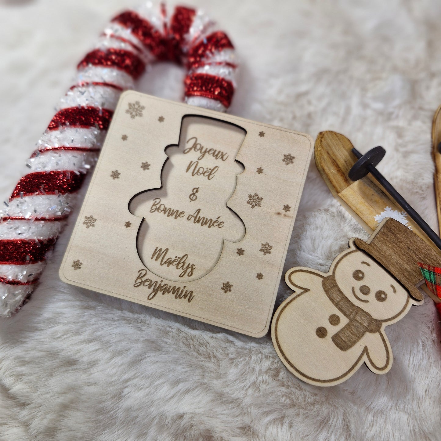Carte cadeau surprise de Noël en bois gravé et personnalisé, décor Bonhomme de neige
