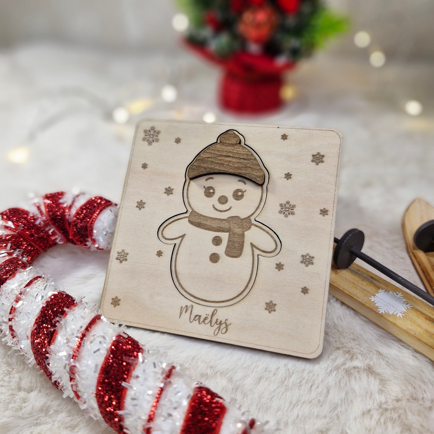 Carte cadeau surprise de Noël en bois gravé et personnalisé, décor Femme de neige