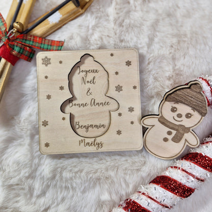 Carte cadeau surprise de Noël en bois gravé et personnalisé, décor Femme de neige