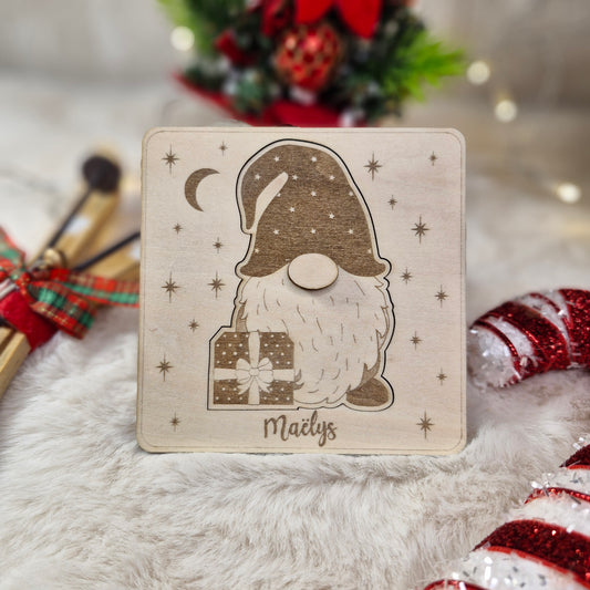 Carte cadeau surprise de Noël en bois gravé et personnalisé, décor Petit Gnome