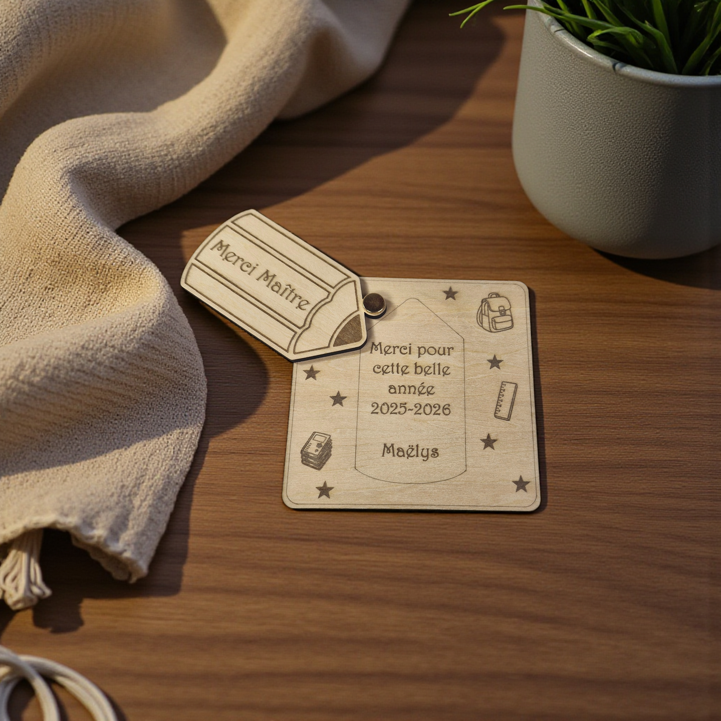 Carte cadeau en bois gravée et personnalisée - pour maître, maîtresse et ATSEM - cadeau de fin d'année - décor crayon