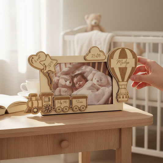 Cadre photo personnalisé en bois gravé – décor train et montgolfière pour enfant