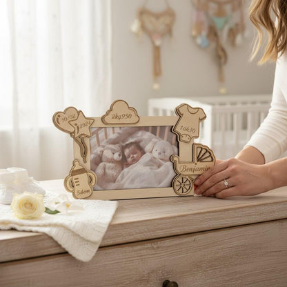 Cadre photo personnalisé en bois gravé – décor biberon et landau pour enfant