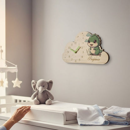 Horloge bois gravée prénom – cadeau naissance ou anniversaire enfant, décor Dinosaure | Murale ou à poser