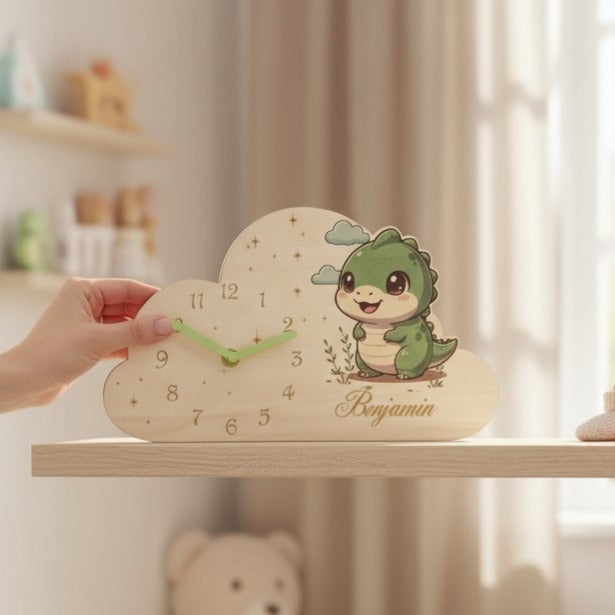Horloge bois gravée prénom – cadeau naissance ou anniversaire enfant, décor Dinosaure | Murale ou à poser