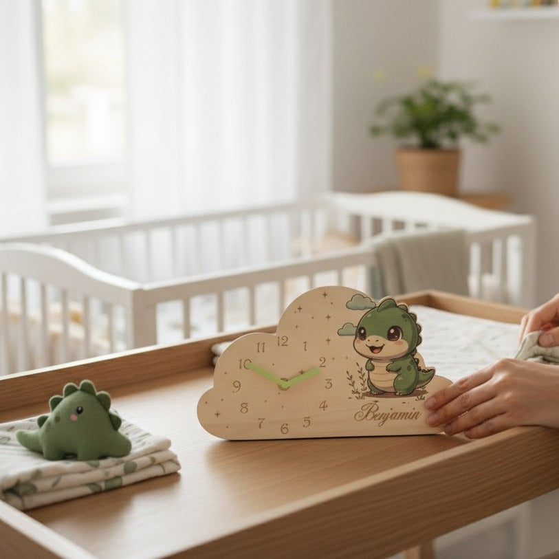 Horloge bois gravée prénom – cadeau naissance ou anniversaire enfant, décor Dinosaure | Murale ou à poser