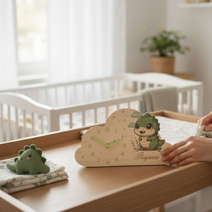 Horloge bois gravée prénom – cadeau naissance ou anniversaire enfant, décor Dinosaure | Murale ou à poser